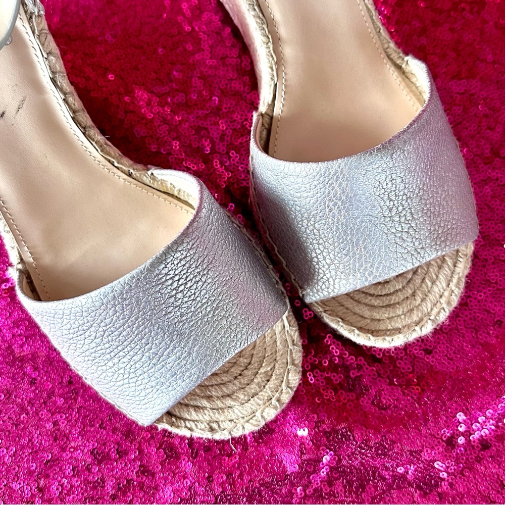 🥄VINCE CAMUTO Silver Leather Espadrille Wedge Heel Sandals - Picture 5 of 8
